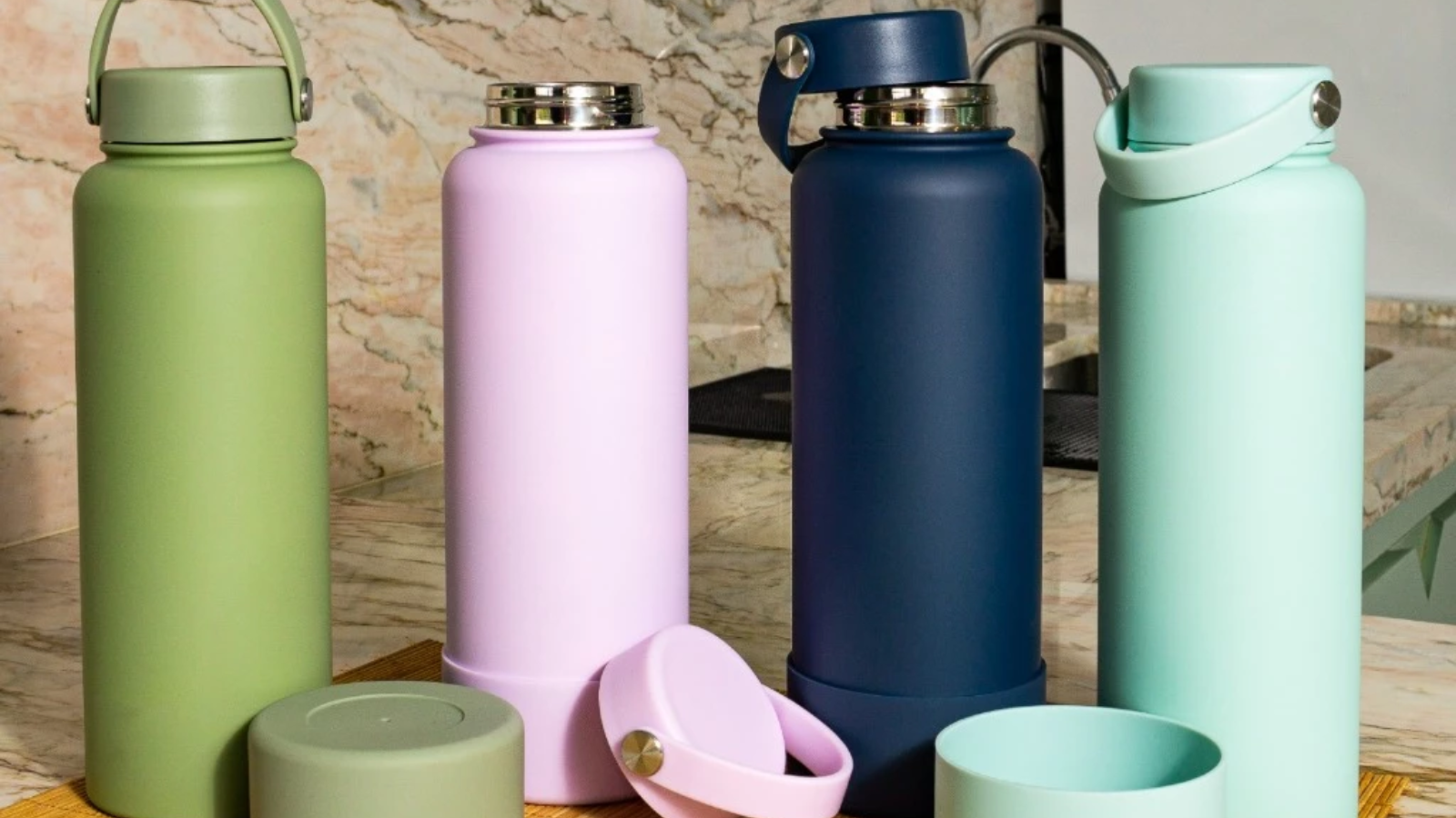 garrafa térmica portátil minimalista com acabamento fosco